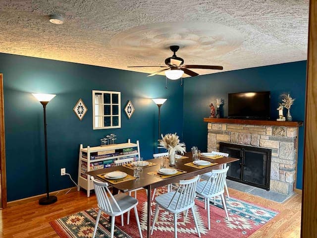 Dining room has seating for 6. There are 2 additional seats available if needed.