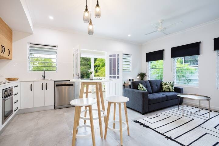 A beautiful new private house, with lots of special features. You'll love the privacy and quick access to some of Cairns locals' favorite Restaurants and Cafes.