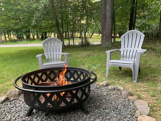 Lake view house walking distance to beach & pool