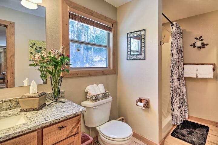En-Suite Bathroom | Towels Provided