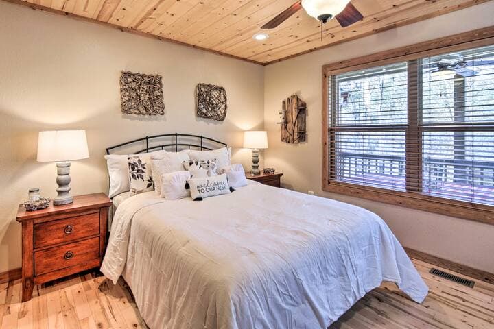 Bedroom 1 | Queen Bed | Main Floor