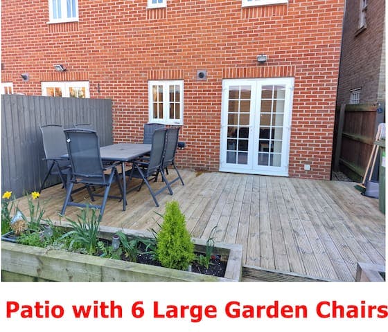 Patio with 6 Large Garden Chairs