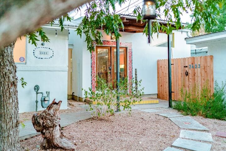 Eclectic Home + pool, hot tub - 7 min to downtown