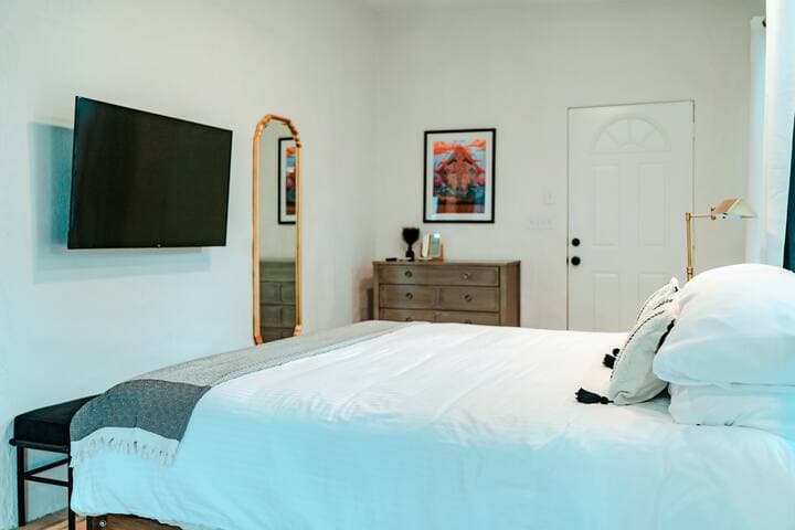 Eclectic Home + pool, hot tub - 7 min to downtown