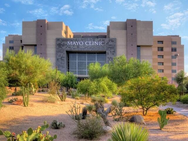 Less than 10 minutes from Mayo Clinic, providing a convenient place to visit loved ones. (Photo credit to www.azcentral.com)