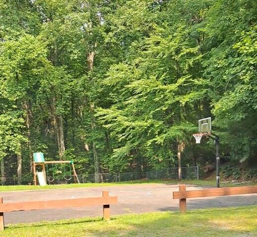 Basketball court and playground, 5 minutes from cabin