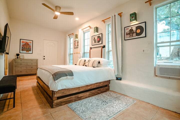 Eclectic Home + pool, hot tub - 7 min to downtown