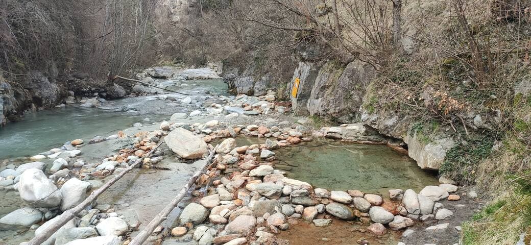 Les sources d'eau chaude de Comboulia ... Il y a une grotte à moitié submergée à explorer juste à côté !