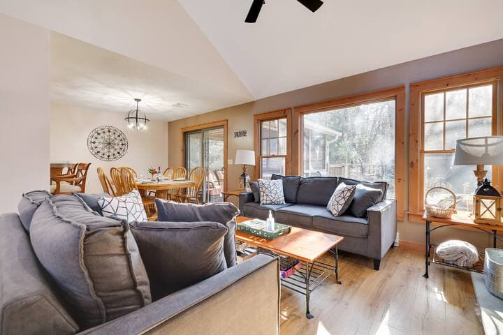 Pocono Mountain Home , Hot Tub- 1 Mile to Skiing!