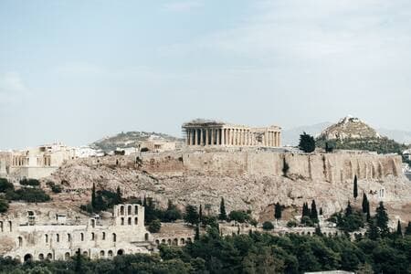 Walking distance to acropolis!
