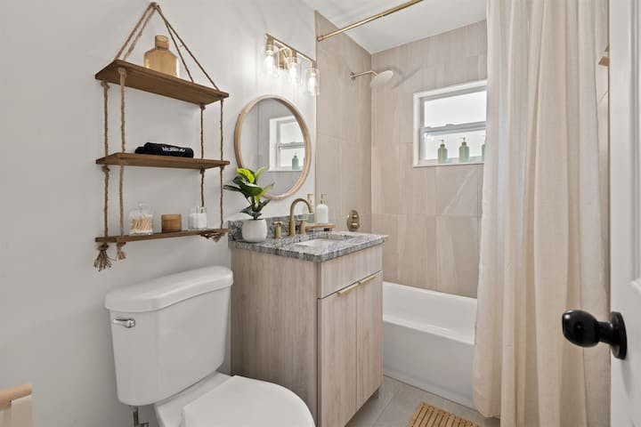 Hall Bathroom with natural touches