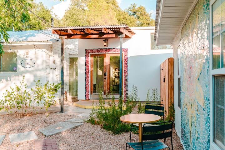 Eclectic Home + pool, hot tub - 7 min to downtown