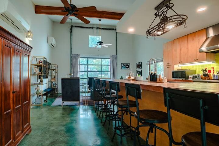 Eclectic Home + pool, hot tub - 7 min to downtown