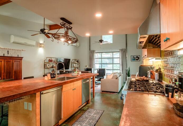 Eclectic Home + pool, hot tub - 7 min to downtown