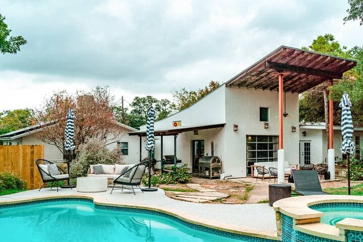 Eclectic Home + pool, hot tub - 7 min to downtown