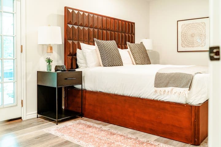 Eclectic Home + pool, hot tub - 7 min to downtown