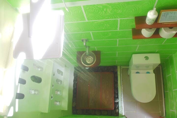 Ensuite private bathroom with hot water