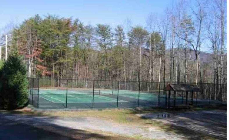 Bring your racquets! Community tennis courts 5 minutes from the cabin. 