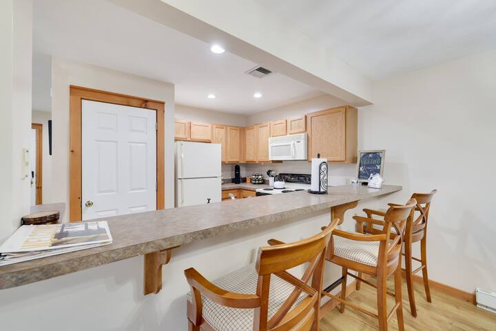 Pocono Mountain Home , Hot Tub- 1 Mile to Skiing!