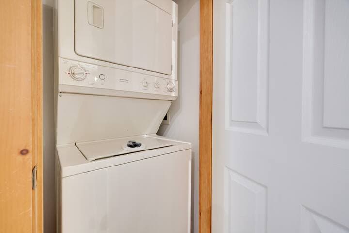 Pocono Mountain Home , Hot Tub- 1 Mile to Skiing!