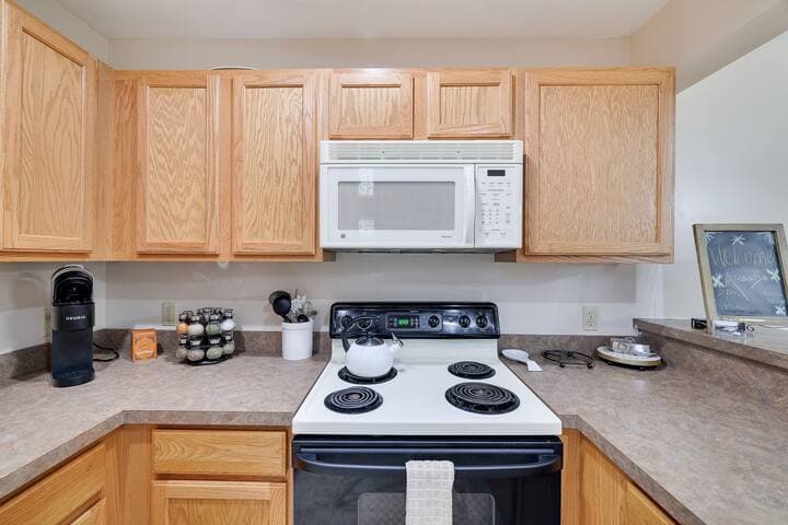 Pocono Mountain Home , Hot Tub- 1 Mile to Skiing!