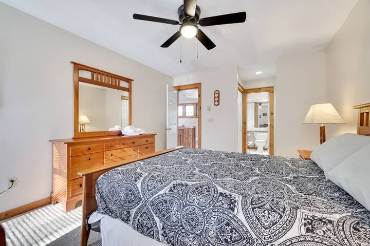 Pocono Mountain Home , Hot Tub- 1 Mile to Skiing!