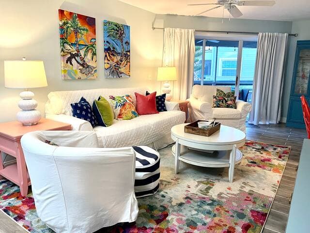 Holiday getaway — 3 pools + walk 2 beach!