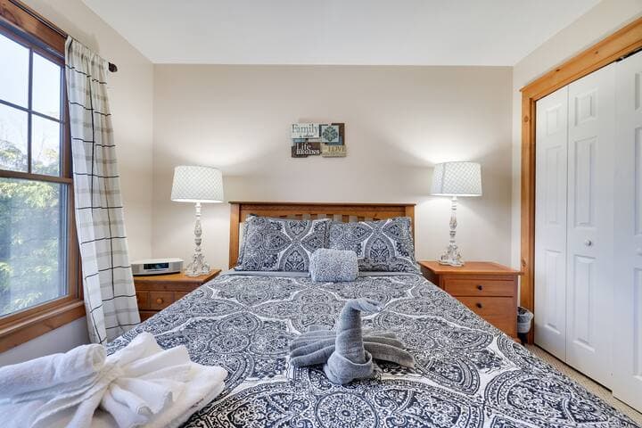 Pocono Mountain Home , Hot Tub- 1 Mile to Skiing!