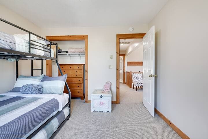 Pocono Mountain Home , Hot Tub- 1 Mile to Skiing!