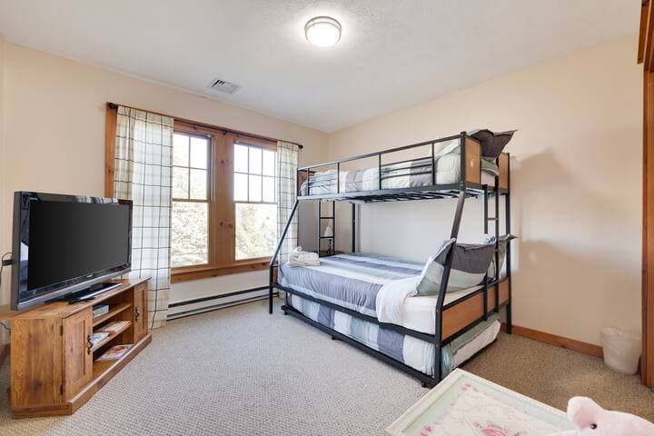 Pocono Mountain Home , Hot Tub- 1 Mile to Skiing!