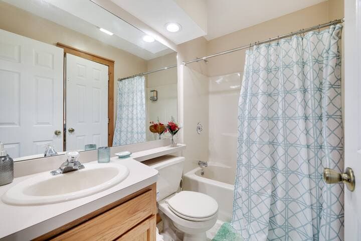 Pocono Mountain Home , Hot Tub- 1 Mile to Skiing!