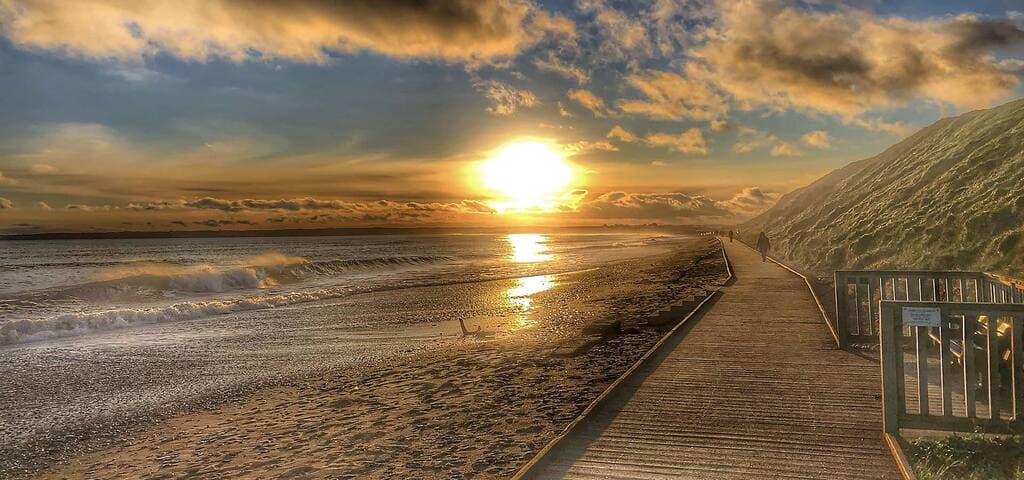 Take a sea-air stroll along Ireland’s longest seafront boardwalk, stretching 1.9km from Front Strand Beach to Redbarn Blue Flag Beach.
With plenty of benches to take a rest along the way, and five pop-up coffee shops for a handy pit stop.