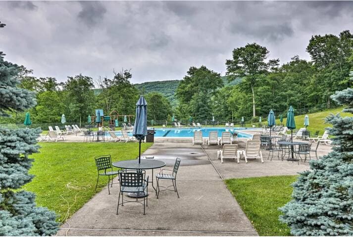 Pocono Mountain Home , Hot Tub- 1 Mile to Skiing!