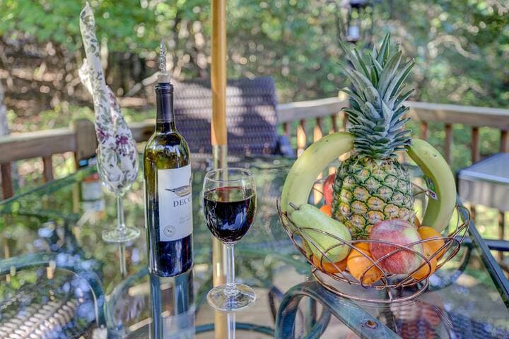 Pocono Mountain Home , Hot Tub- 1 Mile to Skiing!