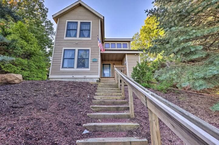 Pocono Mountain Home , Hot Tub- 1 Mile to Skiing!