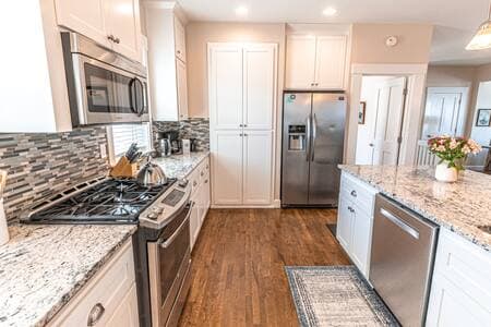 Spacious kitchen can accommodate the chef and helpers! Pretty granite counters too.