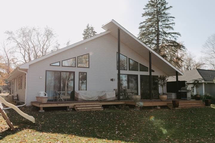 Lakeside Retreat | Modern Stay on Goose Lake