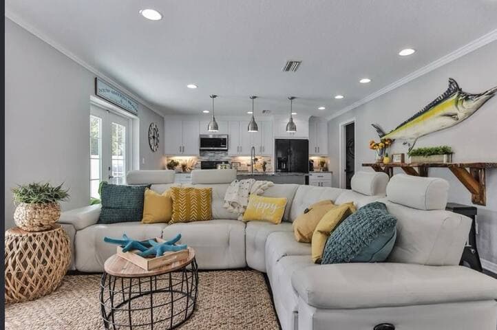 Attention Snowbirds: Beachside Pool House