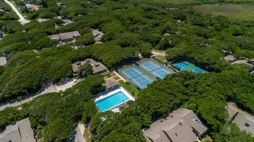 Holiday getaway — 3 pools + walk 2 beach!