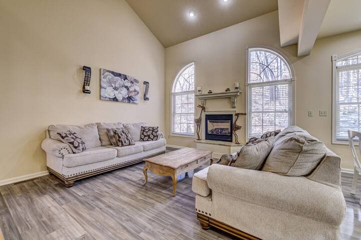 Pocono Retreat -1 Mile to Lake and Skiing!