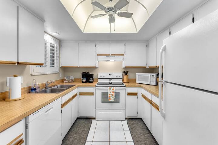 Sea Woods Beachside villa, 3 pools + amenities!