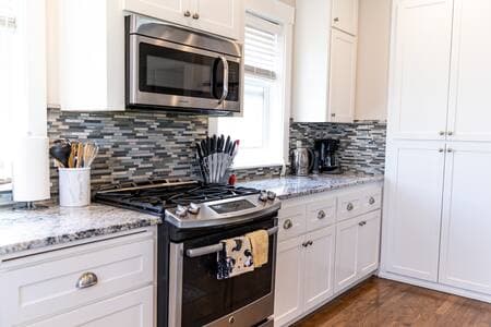 Spacious kitchen can accommodate the chef and helpers! Pretty granite counters too.
