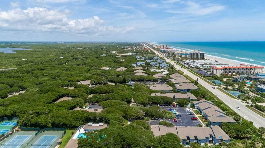 Holiday getaway — 3 pools + walk 2 beach!