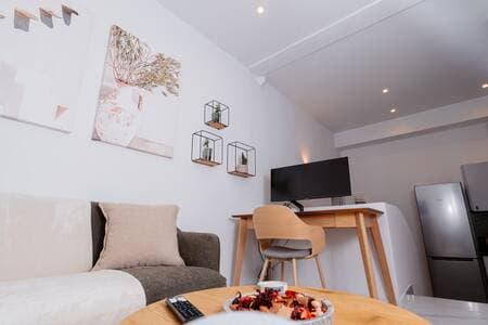 Work feels better here.
The desk is equipped with a monitor and speakers to make your work experience more pleasant and productive!