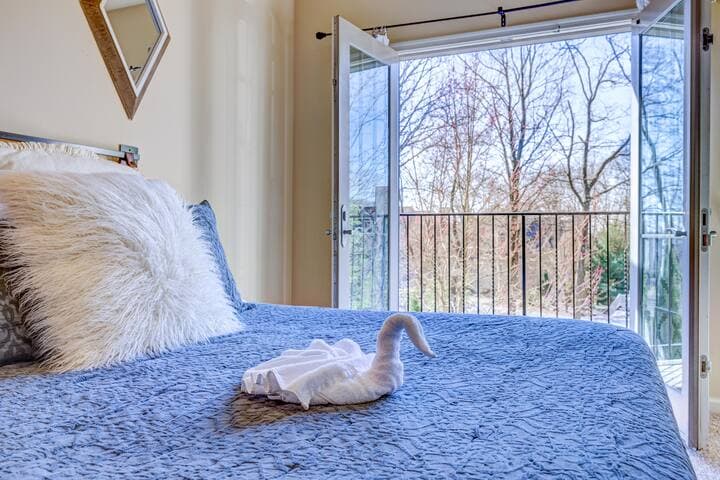 Pocono Retreat -1 Mile to Lake and Skiing!