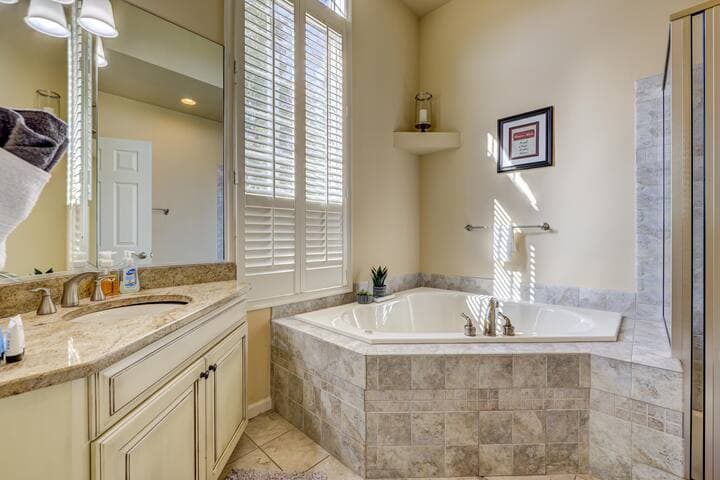 Pocono Retreat -1 Mile to Lake and Skiing!